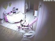 特色酒店偷拍连炮椅都不认识的清纯美女躺在床上只顾玩手游,男友急的当场扑倒她狠狠爆操,爽的也不玩游戏了!