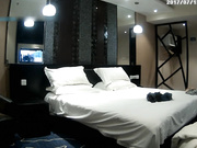 豪华酒店身材苗条乳房饱满文艺范眼镜妹被爱玩手机爱玩自己鸡鸡的肥猪眼镜男啪啪啪