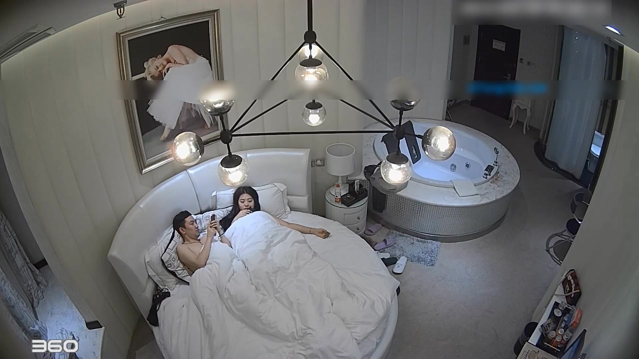 精品酒店偷拍听对话是喜欢蹦迪泡酒吧的气质性感美女和酒吧刚认识的朋友开房,第一次还比较害羞,第2次就很主动!