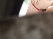 半夜睡不着躲在窗台下面近距离偷窥邻居靓妹洗澡用勺子淋浴下面毛毛好性感