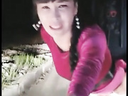 大半夜开着车灯和粉丝炮友路边野战冷得直哆嗦张望附近有没有人路过