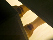 牛人潜入商场女厕侧拍近距离几个年轻美眉的逼逼嘘嘘