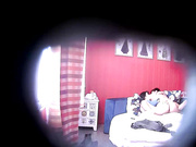 特色酒店偷拍屌丝男啪啪前让妹子张开腿掰开逼研究一下下面毛毛还挺黑的