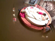 犀牛房大学生眼镜情侣开房性生活洗干净还没干JJ就雄起了口交插入激情四射姿势玩的还挺多肏了妹子2炮还用手机拍