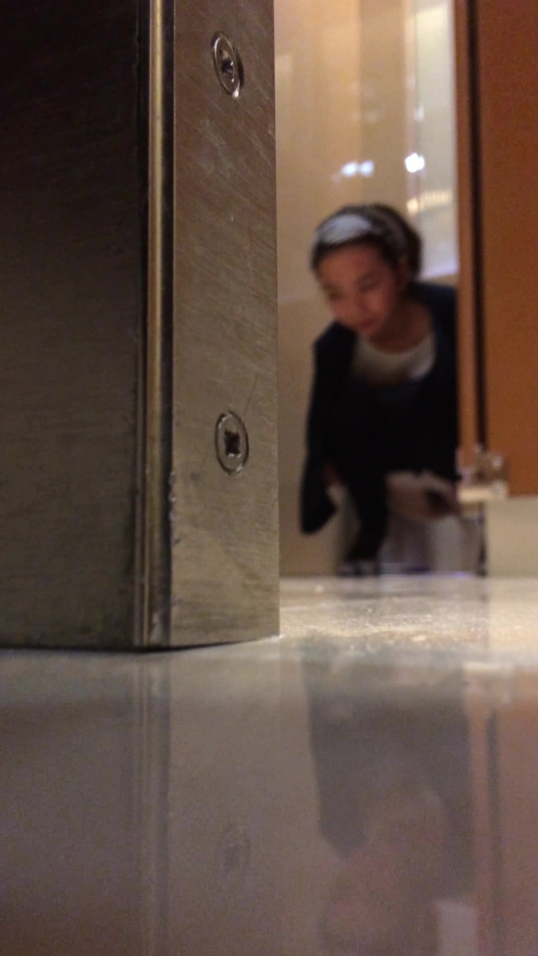 商场厕拍系列 这次直接当着妹子面前拍胆子真大