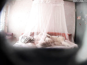 主题酒店娇小漂亮美女被男友来回爆操了5次,个子太高弯着腰还插不进去