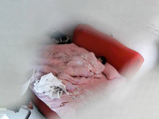 小旅馆大红床偷拍逼毛旺盛的年轻小妹骑在上面草男友感觉这女的应该做过小姐