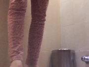 商场厕拍系列 两个妹子的滑板鞋，时尚时尚最时尚