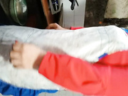 工友家里玩工友外出不在，和他在厨房正在做饭的骚老婆搞起骚货那饥渴样平时肯定没吃饱过