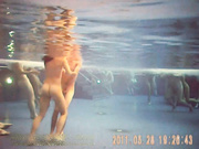 公共浴场里水底欣赏超刺激的众男女群欢 水战是怎样一种体验