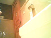 KTV漂亮收银小姐真有个性 骑在坐便器上露逼嘘嘘