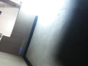 偷窥楼下出租屋新来的租客洗澡年轻貌美