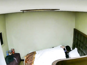 小旅馆偷拍小伙和单位已婚少妇开房偷情准备开干女友来电话了假扮电话信号不好把机挂了