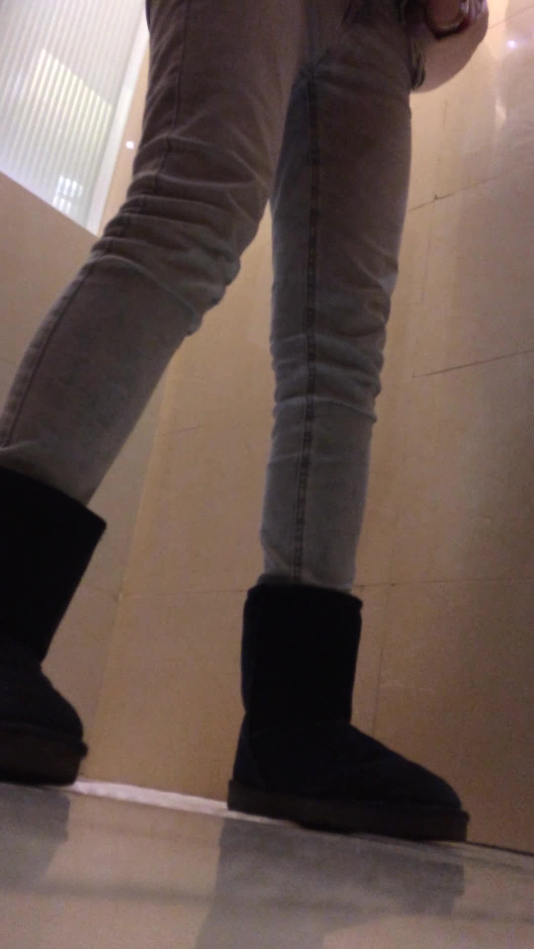 天气冷了，妹子们都开始穿的厚起来了