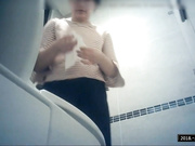 牛人潜入健身中心WC偷放器材偷拍来运动几个少妇嘘嘘