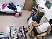 家庭摄像头破解强开TP中年夫妻黄金时段在客厅啪啪文化眼镜大叔还挺猛的站位后入一路干到沙发上射完找不到纸了