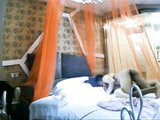 太会装了,漂亮美女正吃情人鸡鸡突然接到男友电话骗说：外面热,困死了.挂完电话又和情人说：宝宝是不是很厉害!