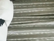 对白精彩淫荡现在年轻人太疯狂了3个小青年约个说话很嗲身材苗条嫩嫩的小妹子旅店打炮直播换着干还有指挥的