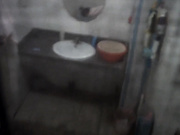 晚上无聊躲在出租屋窗外偷窥几个合租房的白领姐姐洗澡