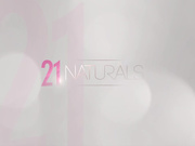 楼梯上金发女郎美足撸大屌