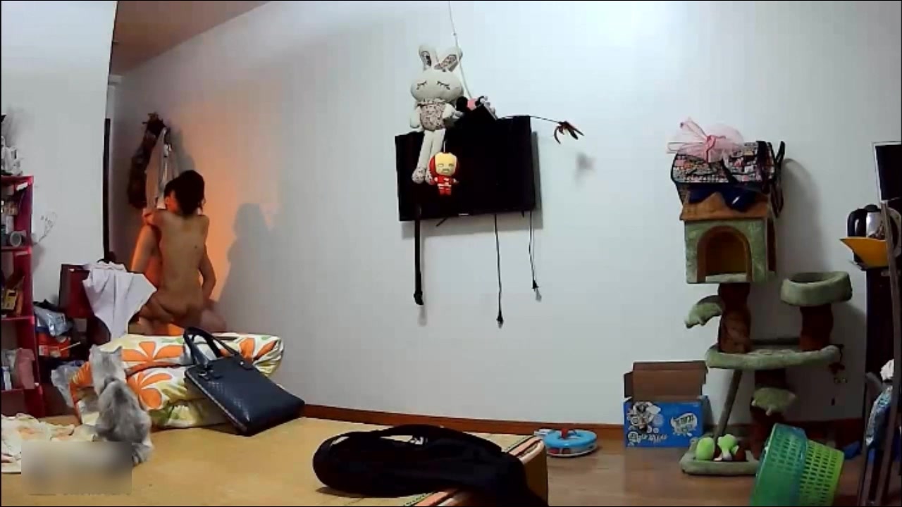 贵在真实年轻夫妻疯狂又激情大弯屌小哥体力不错苗条小媳妇抱起来边走边日靠墙上干再回到床上干太性福了