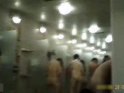 極品偷拍：身材各異的女性在公共浴室里的千姿百態