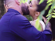 在户外吸情人鸡巴的淫妻被丈夫当场逮住