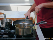 在厨房里操朋友的老婆