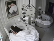 貌似中年包工头约性感漂亮的美女小蜜酒店开房,应该是好久没操了,美女澡还没洗就被抱到床上干,洗澡时又继续操!