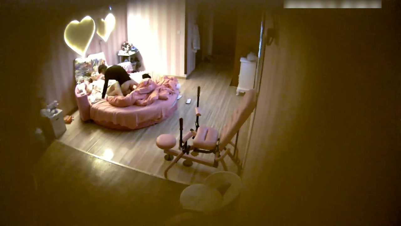 清纯性感的长发美女开好房间给男友打电话让他来,男的下面太大刚插就啊啊大叫：好疼,你慢点行不行,我缓一缓