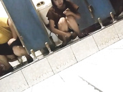 当面对着妹子拍系列3 妹子洗手间里面原来这么热闹