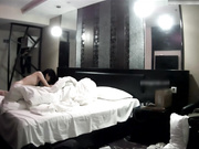 喷血推荐-主题酒店偷拍身材修长漂亮的大学美女私会网友时被迫换上黑丝情趣服干,嫩的连逼毛都没长全