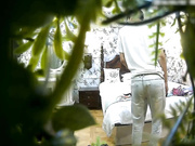 年轻水嫩的漂亮大学美女酒店被鸡鸡粗大的男友抱起来猛操后又趴在屁股上狂干内射,美女受不了呻吟惨叫!