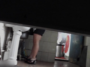 非常牛逼的大神潜入国内某商场女卫生间躲在隔间偷拍陆陆续续来方便的美眉们多视角拍摄还拍脸