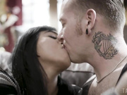 与男朋友弟弟做爱的伤心女孩