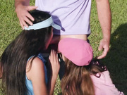 草坪上与两个高尔夫女郎的3P乱交