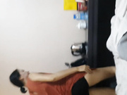 两个大学生放假在宾馆开房 女孩真漂亮 咪咪好白 女孩说不会查房吧 你快点！ 后来被男的狠狠干了 女的表情好享受