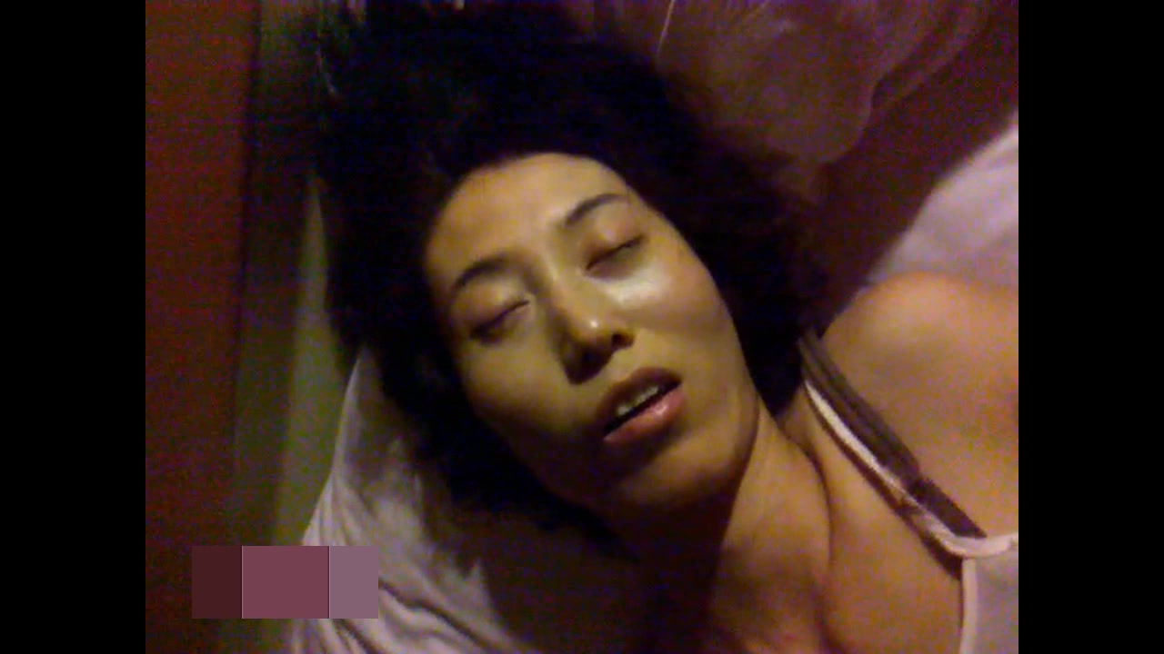 国内真实咪J-怪咖迷晕房东老板娘和她乖巧的女儿穿上黑丝袜任意玩弄抽插