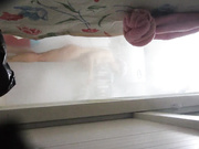 提前放好相机偷拍女友洗澡还教她怎么用热水器