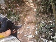 真他妈的屌在上山的小道上打野战中途遇上爬山遛狗的大哥在旁边飘过居然无视他俩