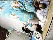 偷拍居家寂寞少妇孩子在旁边睡了她用手机视频聊天与网友虚拟做爱对方撸J8她用镜头照逼边搞边聊