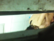 城中村出租屋窗外偷窥大奶打工妹洗澡，洗完擦干头发整理那浓密的黑森林