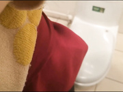 女友性感漂亮表妹和我一起参加养生课聊了几次后带到卫生间啪啪,说：小点声,外面有人,好爽,我还要,再猛一点,给我!