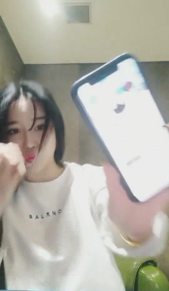 刚花大价钱做完整形美容的网红妹子在网吧玩露出被隔壁小伙发现了直接硬来掏出鸡巴就吃太吓人了