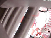 情趣酒店新台粉色圆床偷拍短发寸头中年大哥和貌似工厂打工模样的妹子开房嗨皮