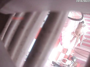 情趣酒店新台粉色圆床偷拍短发寸头中年大哥和貌似工厂打工模样的妹子开房嗨皮