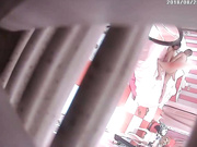 情趣酒店新台粉色圆床偷拍短发寸头中年大哥和貌似工厂打工模样的妹子开房嗨皮