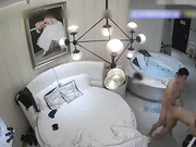 豪华酒店偷拍时尚气质的性感美女和情人酒店私会,2人迫不及待开干,操完一次又一次,太能叫了说：看看能不能怀孕!