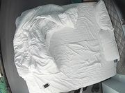 趣酒店水滴摄像头TP幸福屌丝男被年轻性欲强女友上位骑射爽完各自玩手机