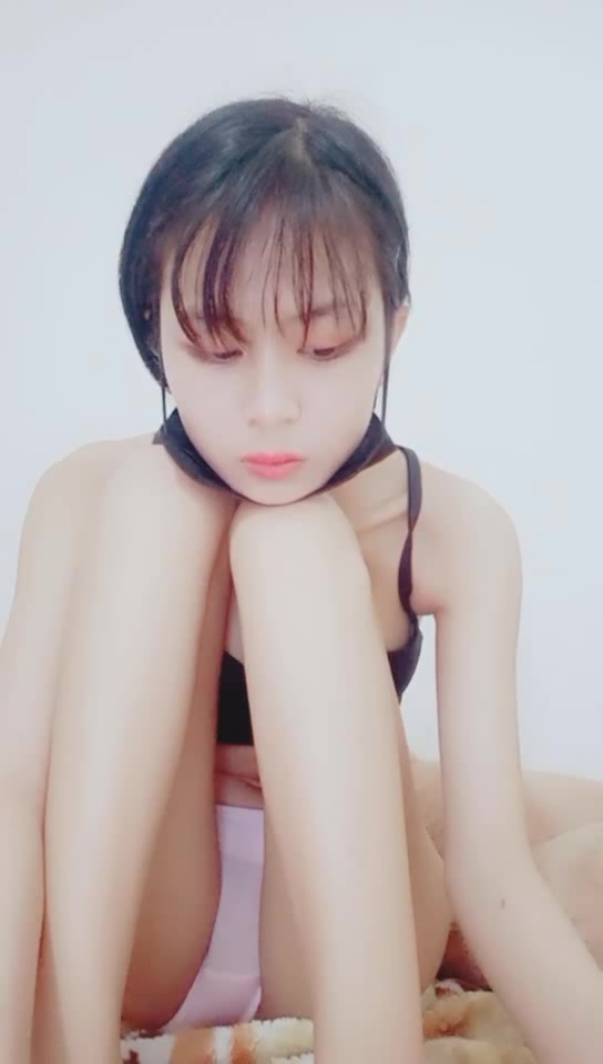 逼逼无毛苗条身材还挺嫩的妹子 床上全裸振动棒插入自己玩逼逼 很是诱惑喜欢不要错过